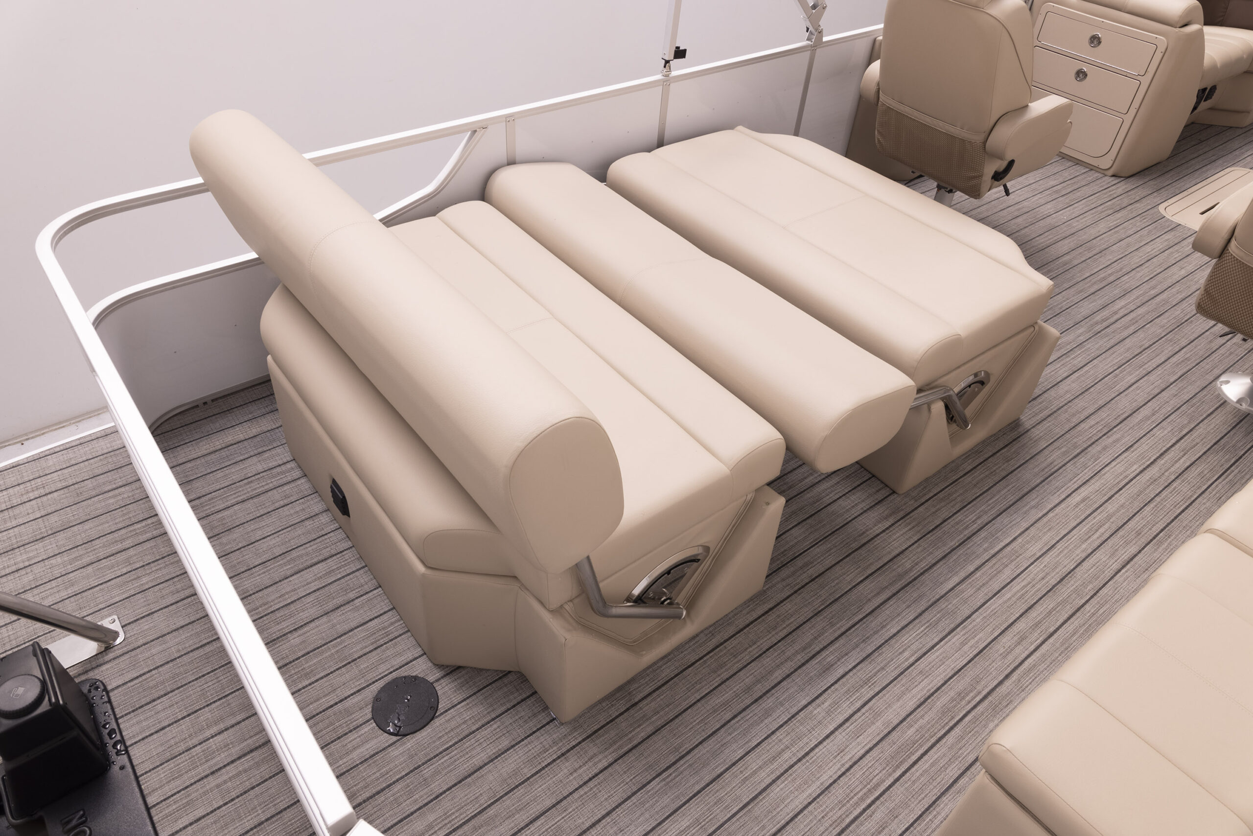 Fusion 324 SS Stern Lounge Area