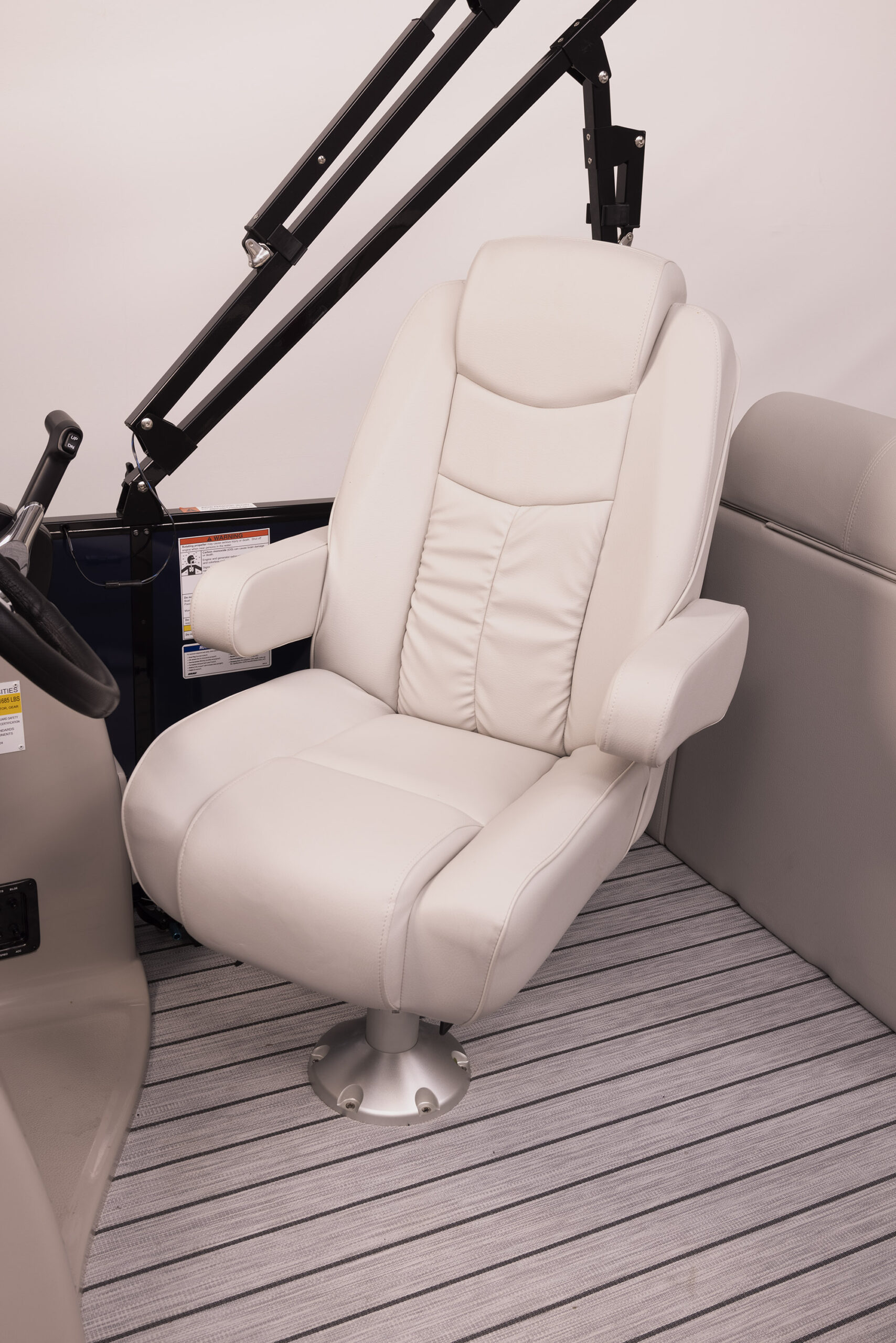 Fusion 324 SS Captain's Chair